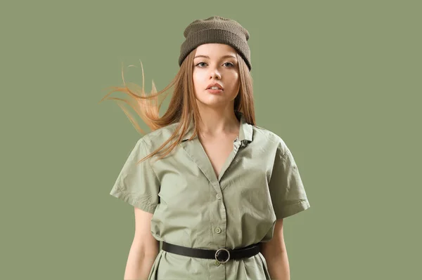 Yeşil Arka Planda Giysili Şapkalı Şık Bir Genç Kadın — Stok fotoğraf