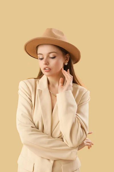 Mulher Jovem Moda Jaqueta Elegante Chapéu Fundo Bege — Fotografia de Stock