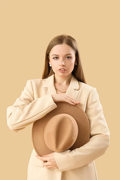 Bej Arka Planda Şapkası Olan Şık Bir Genç Kadın — Stok fotoğraf