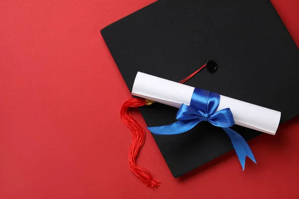 Diploma Met Blauw Lint Afstudeerhoed Achtergrond — Stockfoto