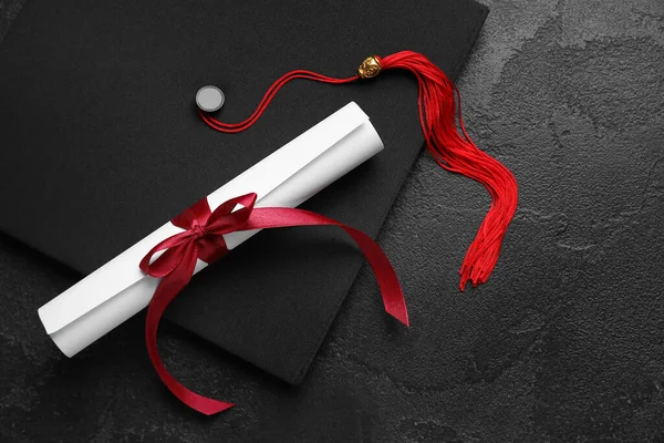 Diploması Kırmızı Kurdeleli Siyah Şapkalı — Stok fotoğraf