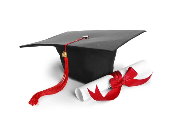 Kırmızı Kurdeleli Diploma Beyaz Arka Planda Izole Edilmiş Mezuniyet Şapkası — Stok fotoğraf