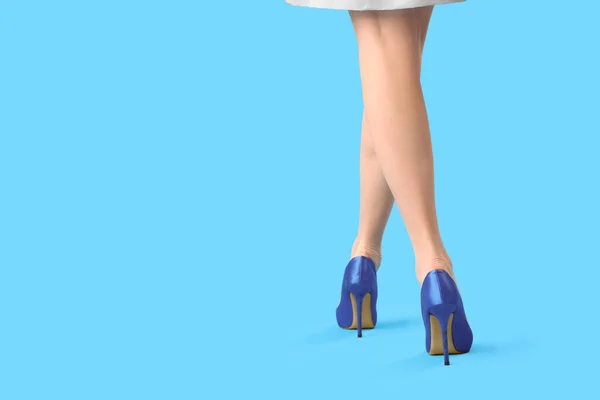 Ноги Молодой Женщины Стильных Туфлях Высоких Каблуках Светло Голубом Фоне — стоковое фото