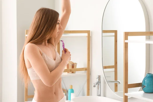 Όμορφη Νεαρή Γυναίκα Ξυρίζει Μασχάλες Στο Μπάνιο — Φωτογραφία Αρχείου