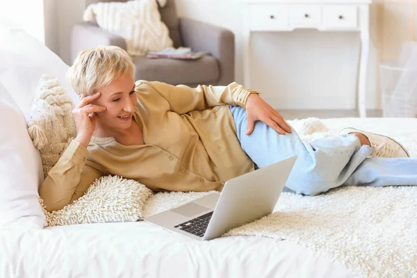 Mature Woman Laptop Lying Bedroom — Stock Photo, Image
