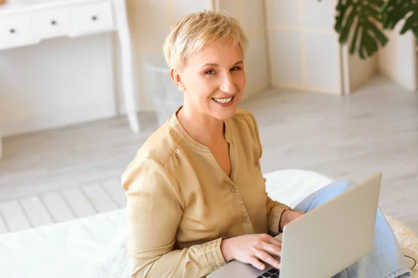 Gammal Kvinna Som Använder Laptop Sovrummet — Stockfoto