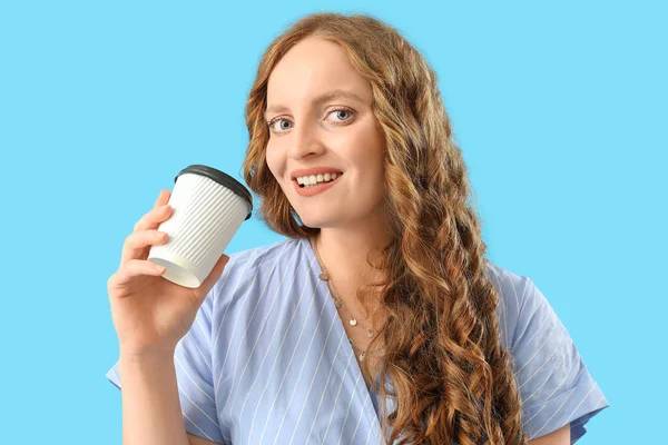 Schöne Rothaarige Frau Mit Tasse Kaffee Auf Blauem Hintergrund Nahaufnahme — Stockfoto