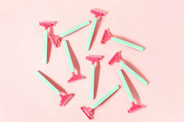 Composição Com Lâminas Barbear Segurança Coloridas Fundo Rosa — Fotografia de Stock