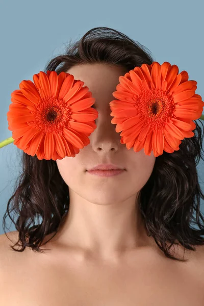 Young Woman Closing Eyes Beautiful Gerbera Flowers Blue Background — Stock Photo, Image