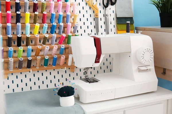 Sewing Machine Pegboard Thread Spools Table Atelier — Stock Photo, Image
