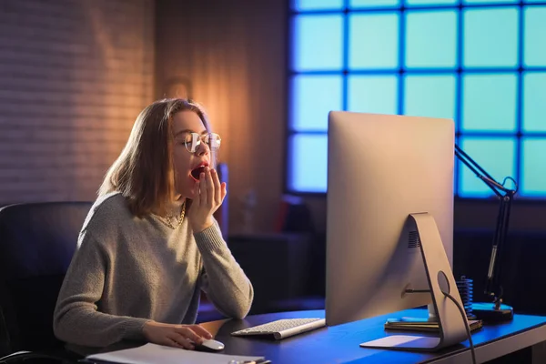 Sömnig Kvinnlig Programmerare Arbetar Med Dator Kontoret Natten — Stockfoto
