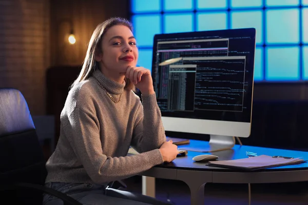 Жінка Програмістка Працює Офісі Вночі — стокове фото