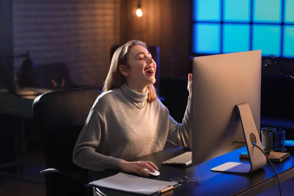 Programadora Femenina Feliz Trabajando Con Computadora Oficina Por Noche —  Fotos de Stock