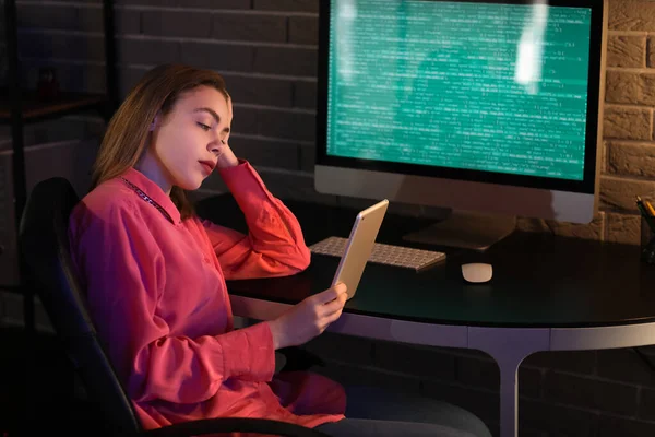 Female Programmer Working Tablet Computer Office Night — Stock Photo, Image