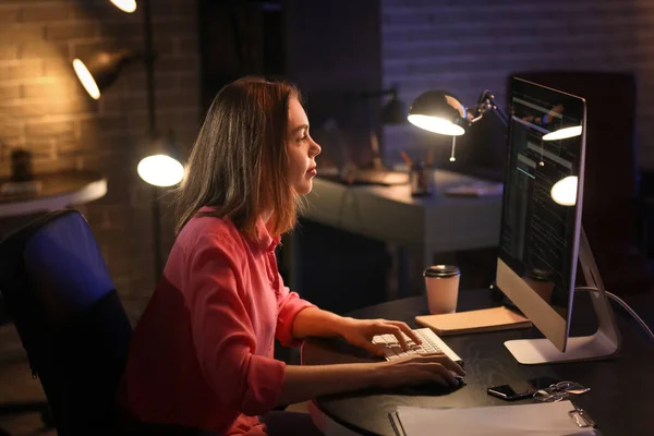 Žena Programátorka Pracující Noci Počítačem Kanceláři — Stock fotografie