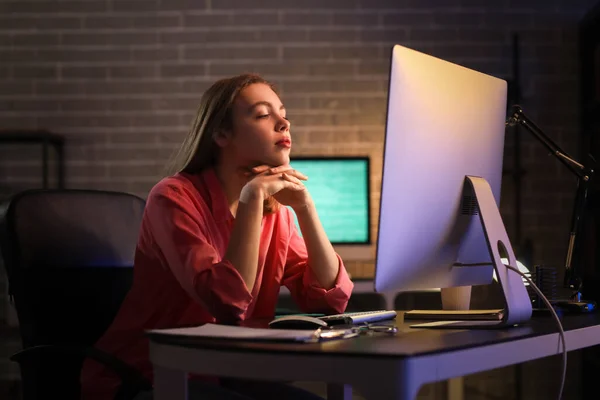 Trött Kvinnlig Programmerare Arbetar Kontoret Natten — Stockfoto