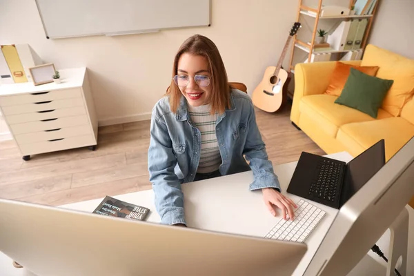 Female Programmer Working Computer Table Office — Stock Photo, Image