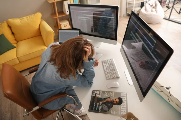 Programador Fêmea Estressado Trabalhando Com Computador Mesa Escritório — Fotografia de Stock
