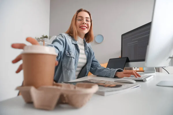 Programadora Femenina Tomando Una Taza Café Mesa Oficina — Foto de Stock