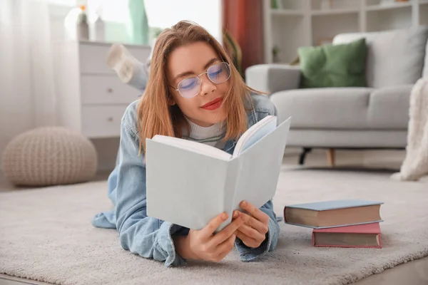 Junge Frau Liest Buch Hause Auf Dem Fußboden — Stockfoto