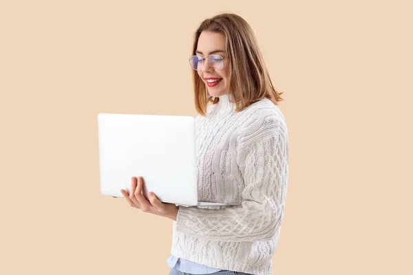 Programadora Femenina Trabajando Con Portátil Sobre Fondo Beige — Foto de Stock