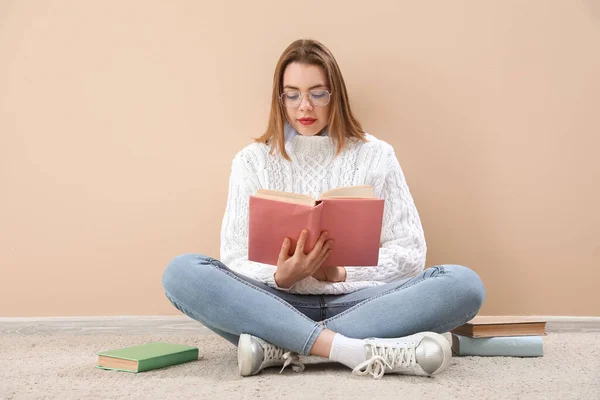 Joven Mujer Leyendo Libro Cerca Pared Beige — Foto de Stock