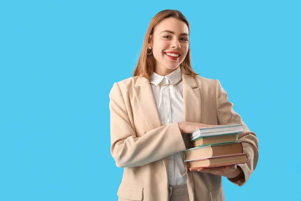 Junge Frau Mit Büchern Auf Blauem Hintergrund — Stockfoto