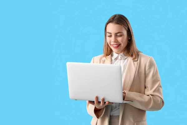 Female Programmer Working Laptop Blue Background — Stock Photo, Image