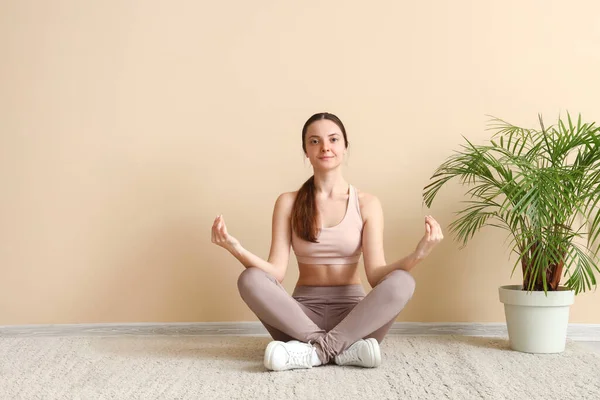 Meditando Jovem Mulher Sentada Chão Perto Parede Bege — Fotografia de Stock