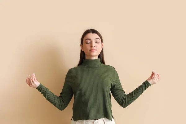 Bej Arka Planda Meditasyon Yapan Genç Bir Kadın — Stok fotoğraf