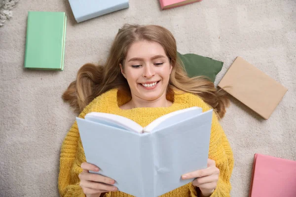 Молода Жінка Читає Книгу Підлозі Вдома Вид Зверху — стокове фото