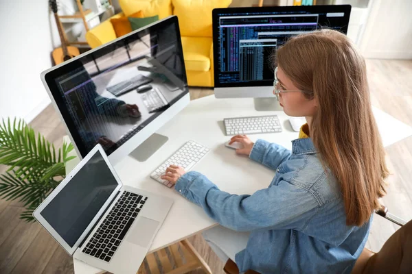 Жінка Програмістка Працює Комп Ютером Столом Офісі — стокове фото