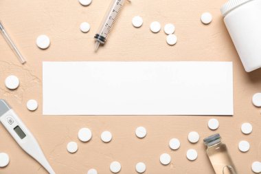Renk arkaplanı üzerinde boş kağıt, ilaç ve termometre olan kompozisyon. Melanoma kavramı