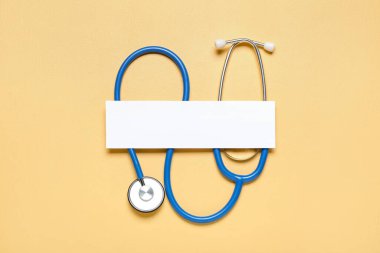 Renkli arka planda boş kağıt ve steteskop. Melanoma kavramı