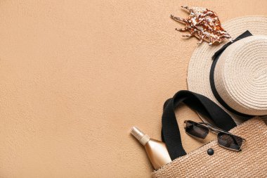 Renkli arka planda güneş kremi ve plaj aksesuarları olan bir kompozisyon. Melanoma kavramı