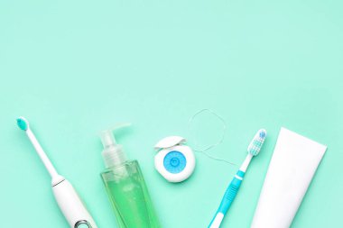 Turkuaz arka planda ağız temizliğine ayarlı