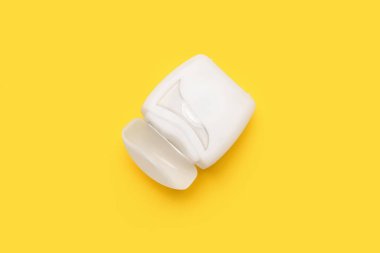 Sarı arka planda diş ipi olan vaka