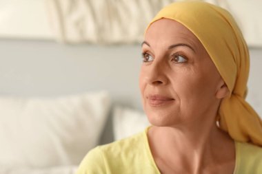 Yatak odasında kemoterapiden sonra olgun bir kadın, yakın plan.