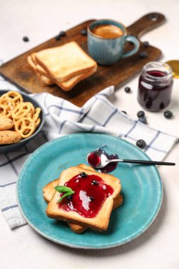 Hafif arkaplanda yabanmersini reçeli ile lezzetli tost tabağı