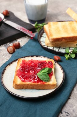 Reçelli lezzetli tost tabağı.