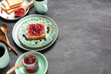 Koyu arkaplanda kızılcık reçeli olan lezzetli tost tabakları.