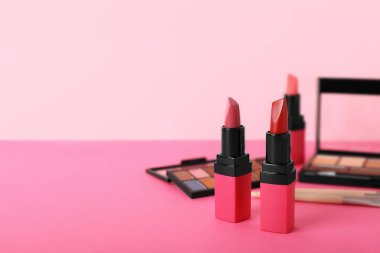 Renk arkaplanındaki güzel ruj ve göz farı