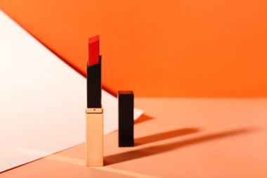 Renk arkaplanındaki güzel kırmızı ruj