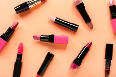 Renk arkaplanında farklı ruj setleri