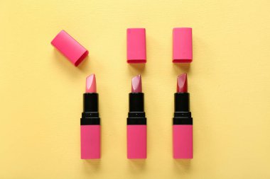 Sarı arkaplanda güzel ruj izleri var.