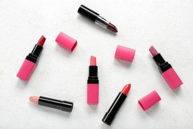 Açık arkaplanda güzel ruj izleri olan kompozisyon