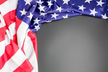 Karanlık arka planda ABD bayrağı. Anma Günü kutlaması