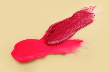 Bej arkaplanda pembe ruj izleri