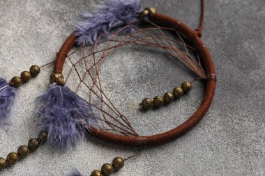 Siyah beyaz arka planda rüya yakalayıcı, yakın plan