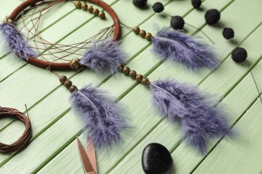 Yeşil ahşap arka planda rüya yakalayıcı, yakın plan